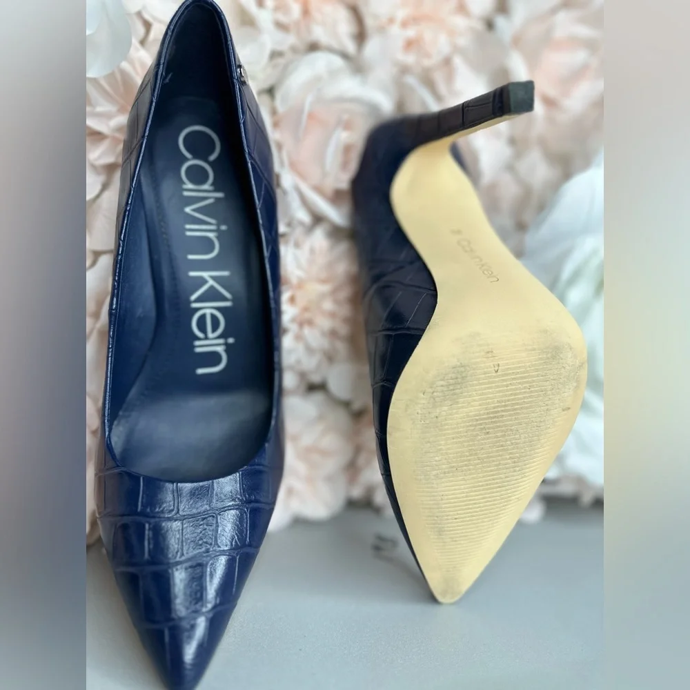 used sneaker in good condition size 8/5 - Picture 2 of 2